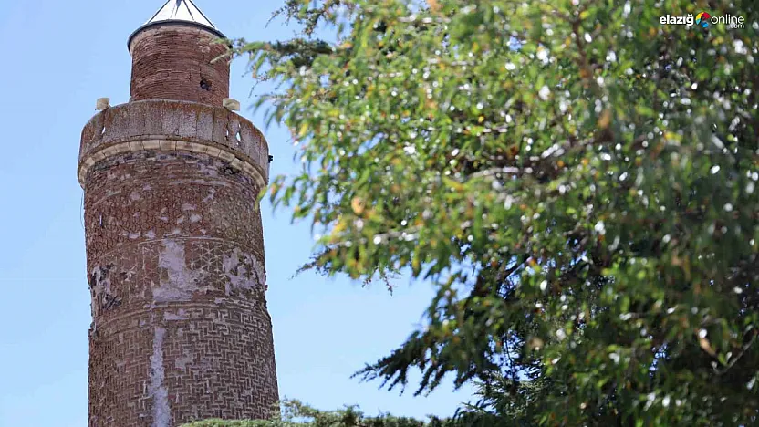 Elazığ'ın Tarihi Harput Ulu Camii, Ziyaretçilerini Eğri Minaresiyle Büyülüyor!