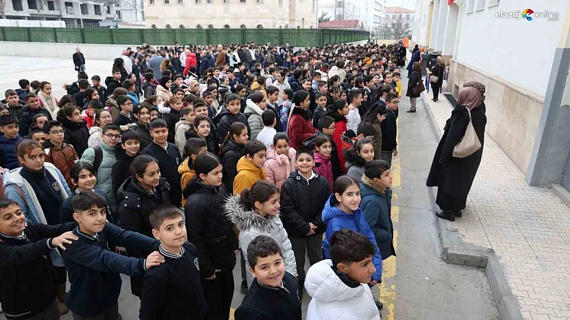 Elazığ okullarında 6 Şubat hüznü: Öğrenciler deprem şehitleri için tek yürek oldu