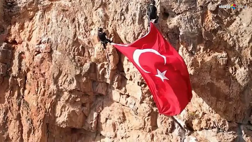 Elazığ'da 29 Ekim Coşkusu Zirvelerde! Dağcılardan Nefes Kesen Cumhuriyet Kutlaması