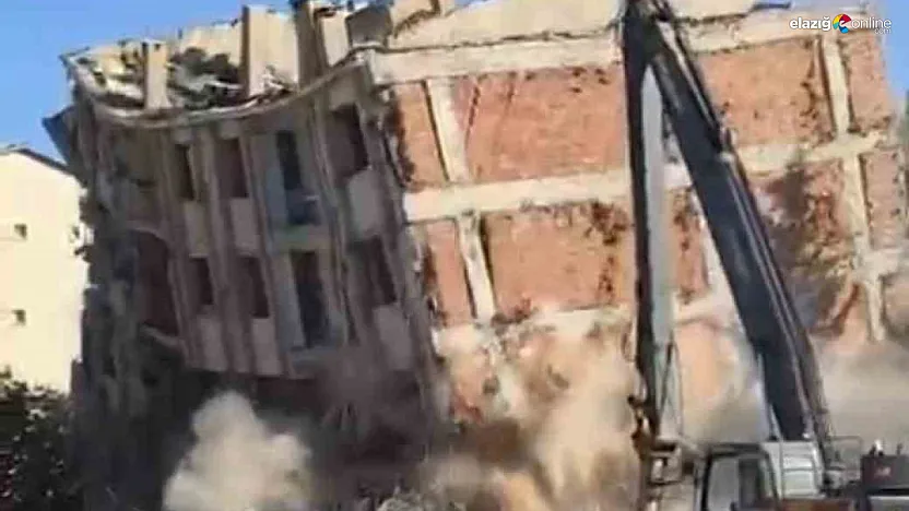 Elazığ'da Riskli Yapılar Tek Tek Yıkılıyor: Binanın Çökme Anı Yürekleri Ağza Getirdi!