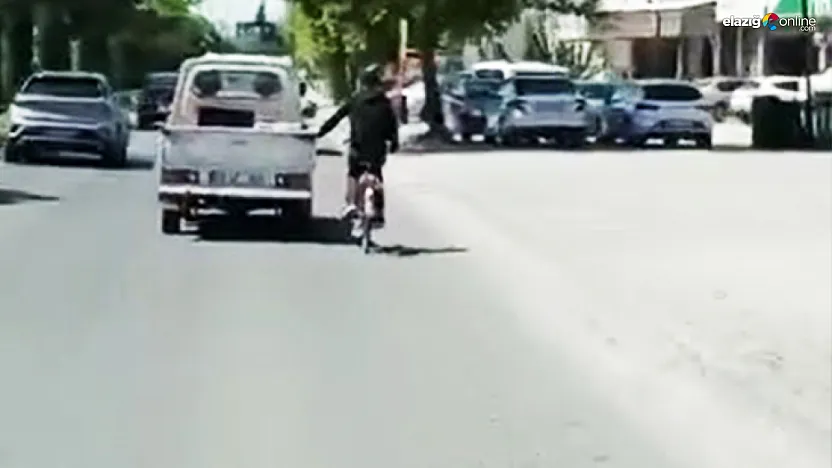 Elazığ'da Bisikletli Sürücünün Tehlikeli Yolculuğu Kameraya Böyle Yansıdı!