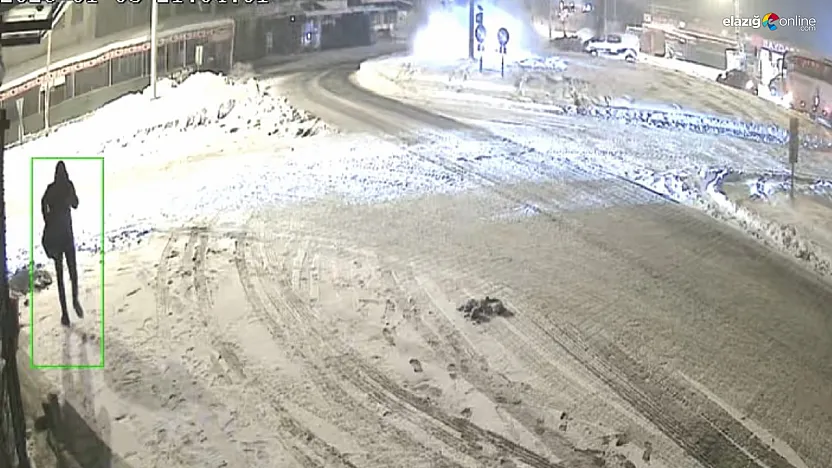 Saniye Saniye Kaza Anı: Karakoçan'da tır KGYS direğine böyle çarptı