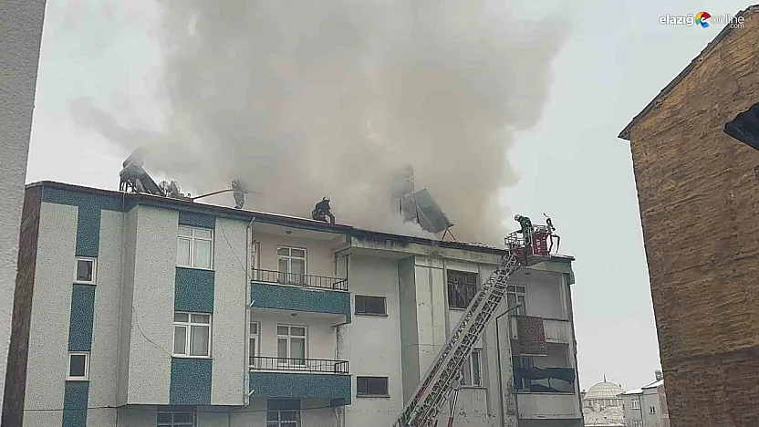 Elazığ'da iki katlı binanın çatısı cayır cayır yandı