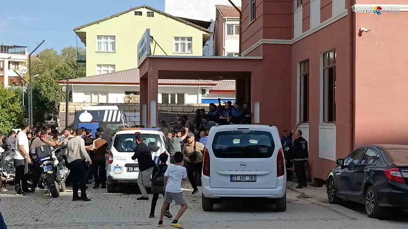 Elazığ'da Zabıta Müdürlüğü Önünde Olay! Çevik Kuvvet Devreye Girdi