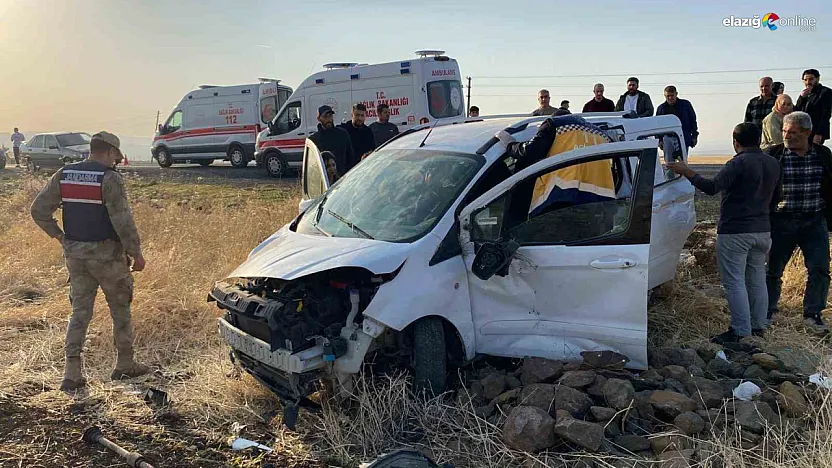 Elazığ-Bingöl Karayolu'nda Kaza: Hafif Ticari Araç Tarlaya Uçtu, 3 Yaralı!