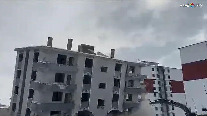 Elazığ'da depremin izleri siliniyor: Ağır hasarlı apartman kağıt gibi çöktü