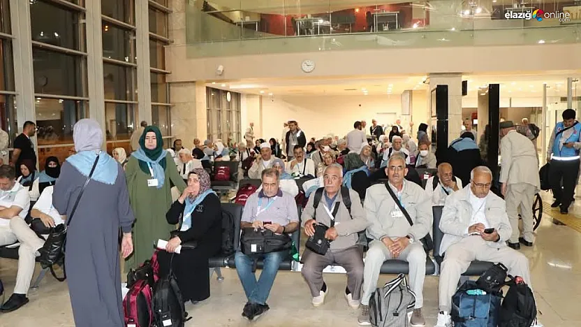 Elazığ Havalimanı'nda Duygusal Anlar: Hacı Adayları Kutsal Topraklara Uğurlandı!