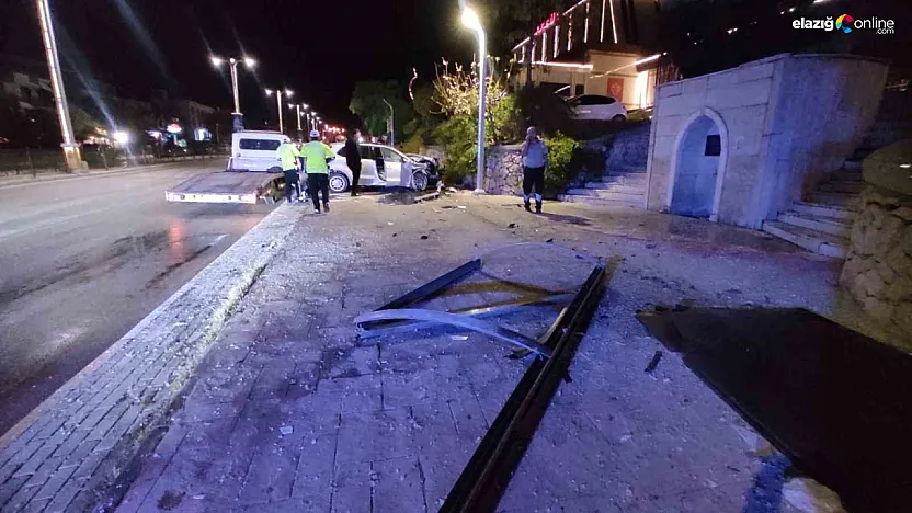 Şans Eseri Kimse Yoktu: Otomobil Durağa Çarptı, 1 Yaralı
