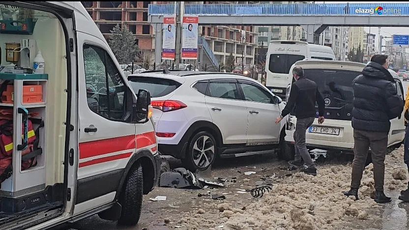 Malatya Caddesi'nde korkutan çarpışma: Otomobil taksiyle çarpışıp savruldu!