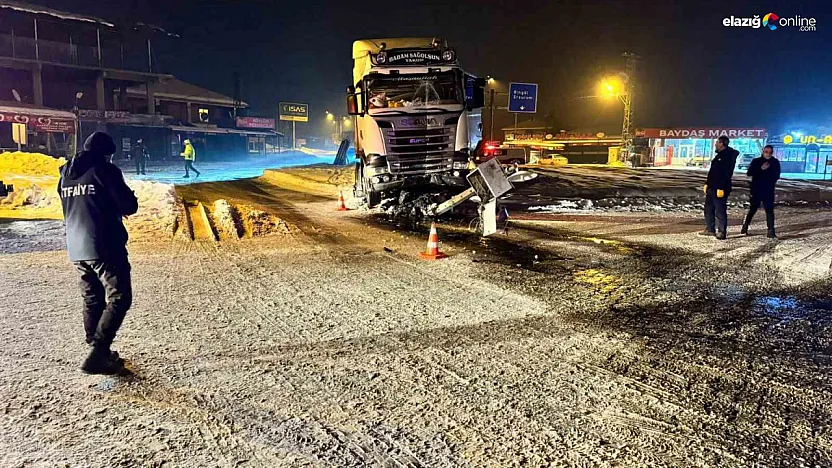 Karakoçan'da buz pisti gibi yol kazaya davetiye çıkardı