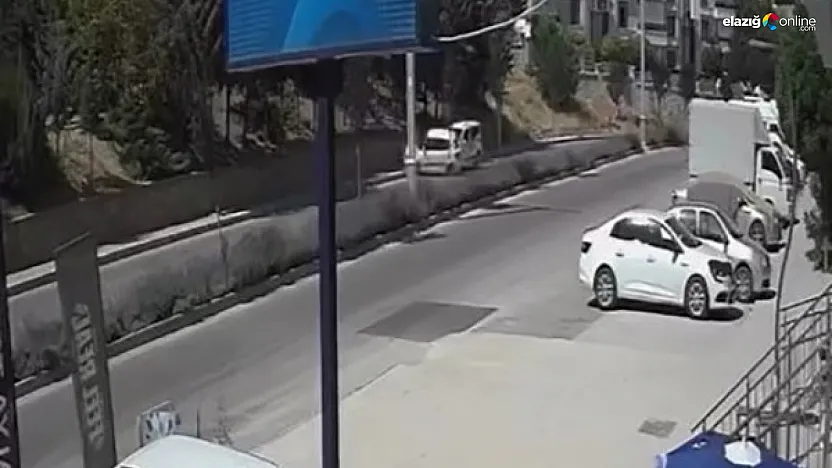Elazığ'da Kaza Anı Kamerada: Hafif Ticari Araç Otomobile Çarptı!