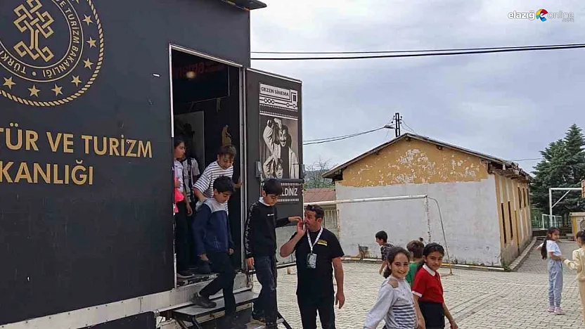 Elazığ'da Sinema Tırı Heyecanı: Mobil Sinema Çocuklarla Buluşuyor!
