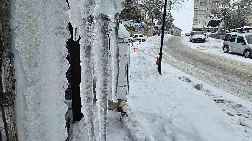 Harput'ta çatılardan sarkan 'buz kılıçları' hem büyülüyor hem korkutuyor