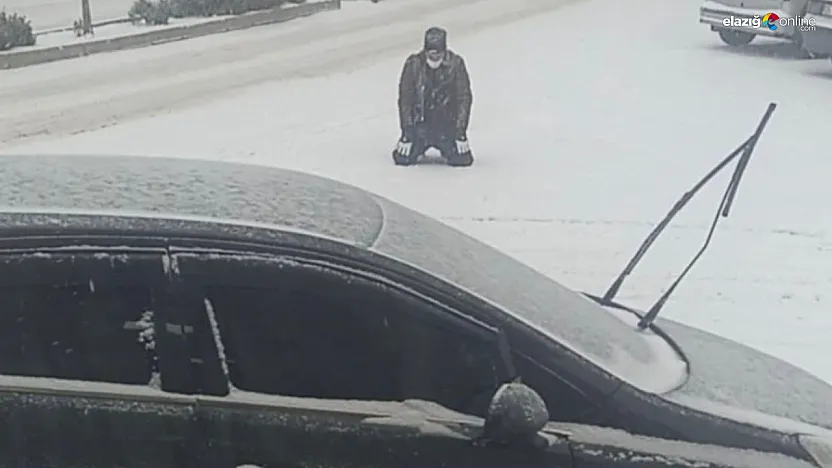 Elazığ'da kar bereketi şükre dönüştü: Cadde ortasında secdeye kapandı!