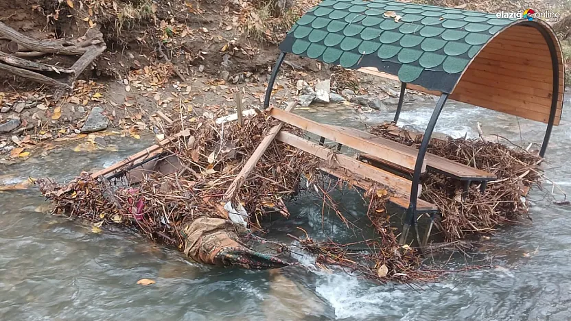 Elazığ Palu'da Teke Deresi Taştı! Banklar ve Çöp Konteynerleri Sulara Kapıldı!