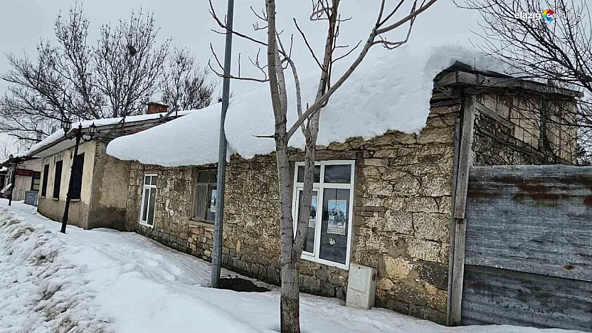 Harput buz kesti: Tarihi mahallede çatılardan metrelerce sarkıtlar oluştu!