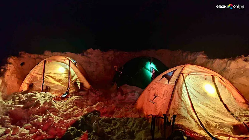 Zirvedeki bayrak buzdan heykele döndü