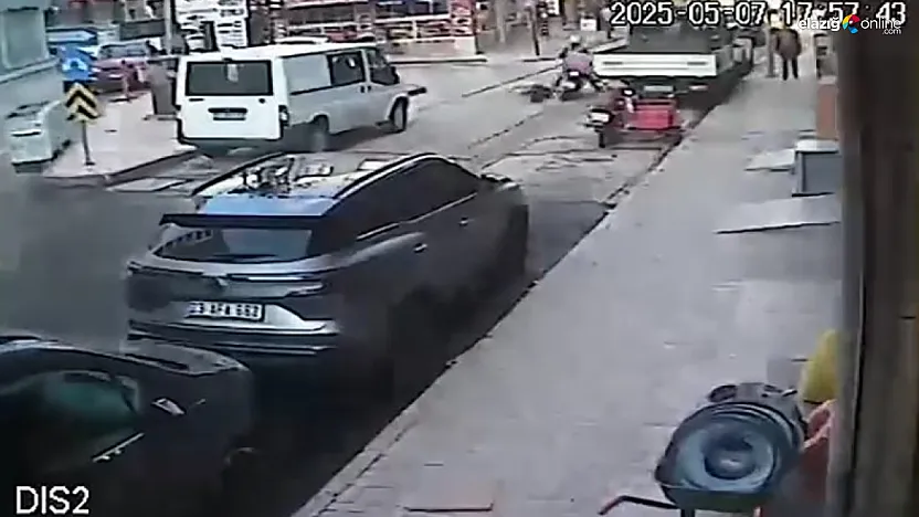 Elazığ'da Trafik Kazası Anı Kamerada: Yaşlı Adam Motosikletin Altında Kaldı!