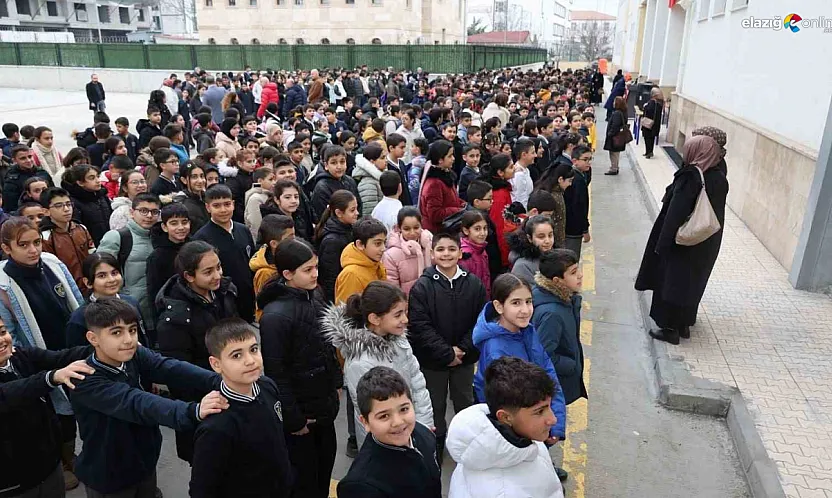 Elazığ okullarında 6 Şubat hüznü: Öğrenciler deprem şehitleri için tek yürek oldu