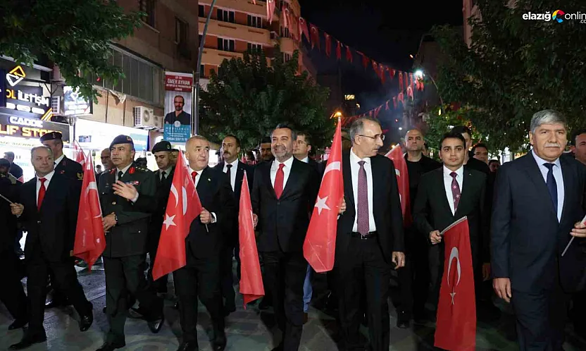 Elazığ'da Cumhuriyet Yürüyüşü: Binlerce Vatandaş Fener Alayında Buluştu