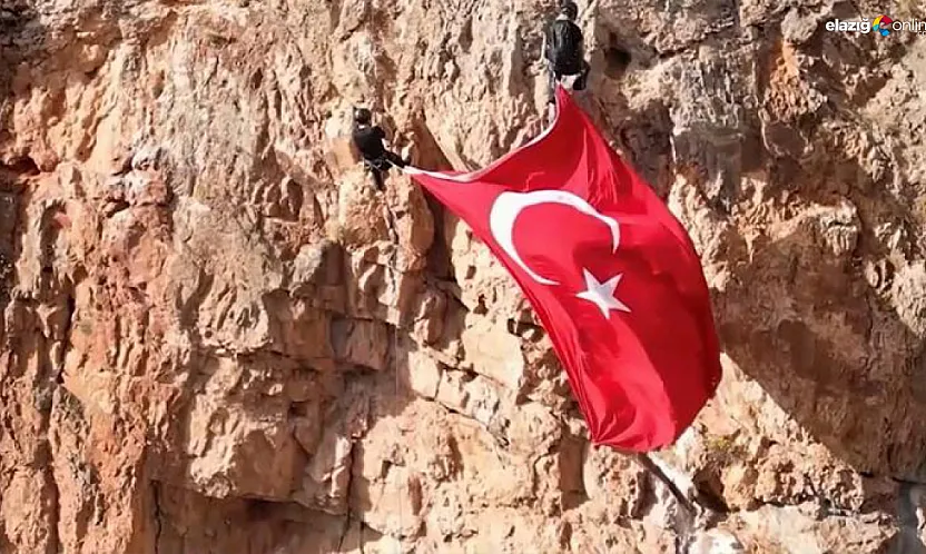 Elazığ'da 29 Ekim Coşkusu Zirvelerde! Dağcılardan Nefes Kesen Cumhuriyet Kutlaması