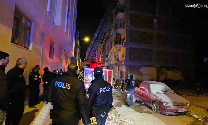 Elazığ'da Geceyi Alevler Aydınlattı: 5 Katlı Binada Yangın Paniği