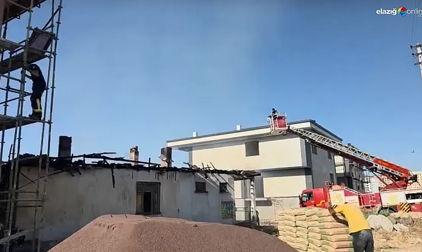 Elazığ'da Çatı Yangını Korkuttu: Alevler Kısa Sürede Söndürüldü!
