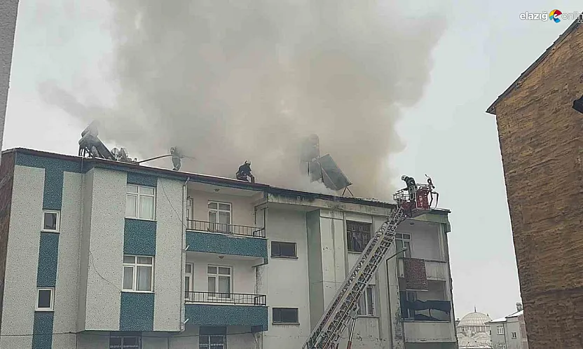Elazığ'da iki katlı binanın çatısı cayır cayır yandı