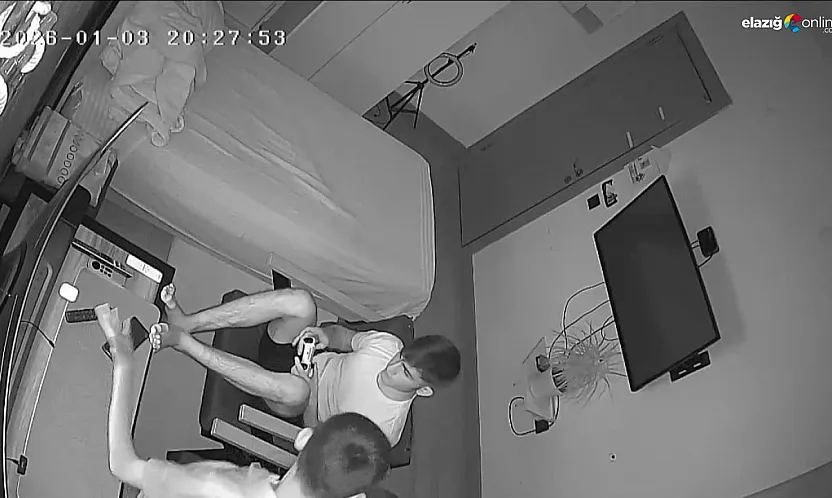 Kuzenlerin depremle imtihanı: Biri yerinden fırladı, diğeri istifini bozmadı