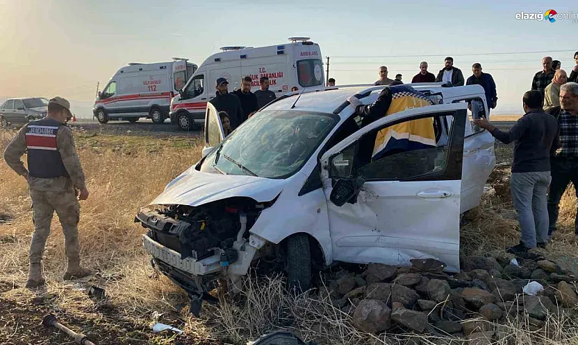 Elazığ-Bingöl Karayolu'nda Kaza: Hafif Ticari Araç Tarlaya Uçtu, 3 Yaralı!
