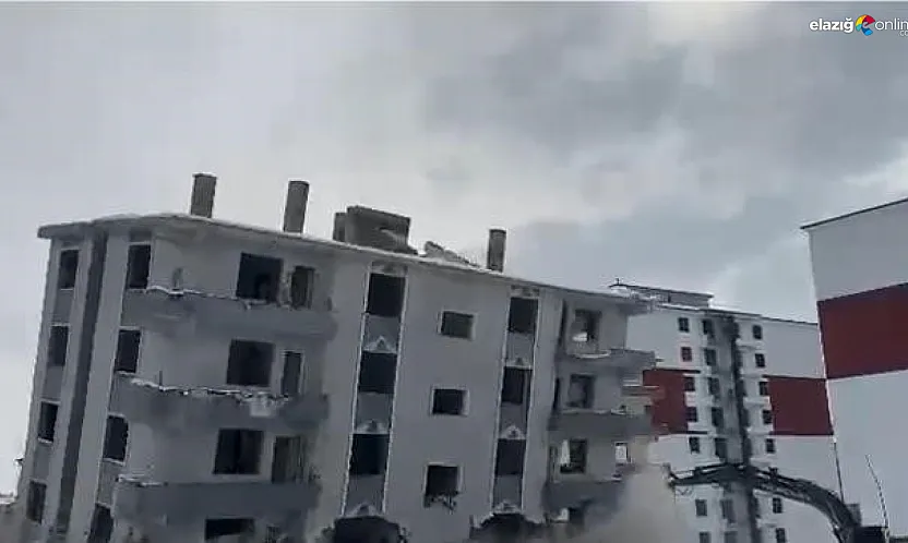 Elazığ'da depremin izleri siliniyor: Ağır hasarlı apartman kağıt gibi çöktü