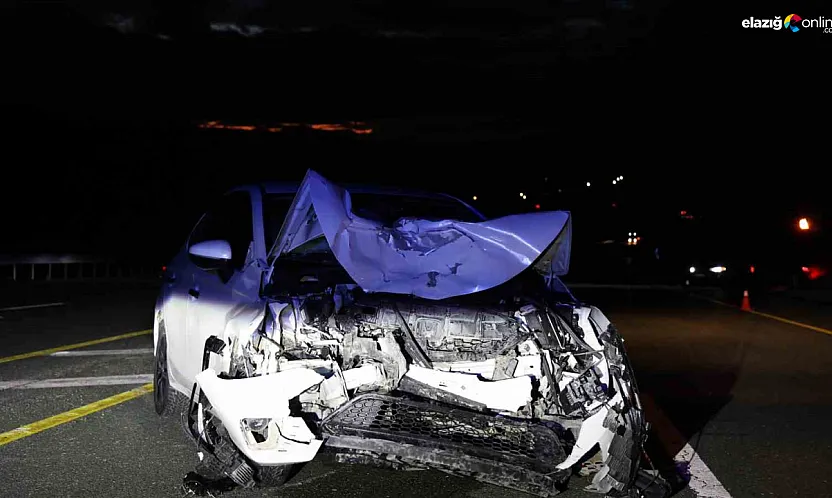 Elazığ-Malatya yolunda can pazarı: İki otomobil kafa kafaya çarpıştı!