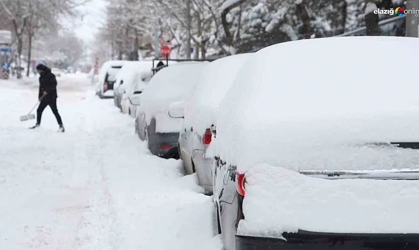 Dünden beri dinmiyor: Elazığ'da kış sert yüzünü gösterdi, metreyle kar ölçtüler