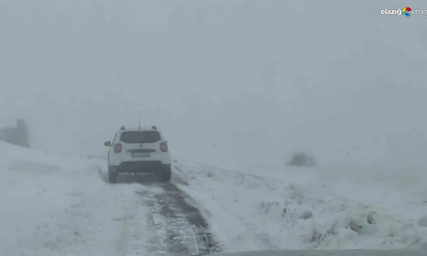 Elazığ'da kar yağışında mahsur kalan araç kurtarıldı!