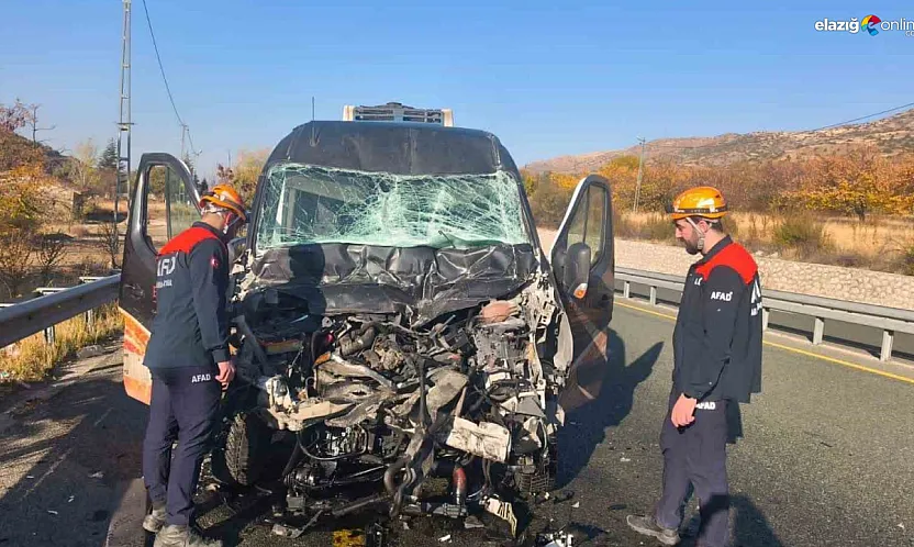 Elazığ-Malatya Karayolunda Feci Kaza: Sürücü Araçta Sıkıştı!!