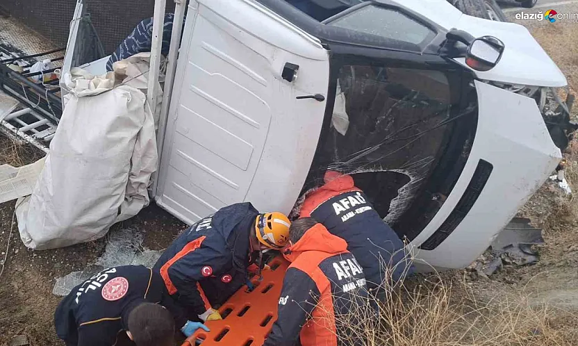 Elazığ-Malatya Karayolu'nda Kaza: Pikap Şarampole Uçtu, 2 Yaralı