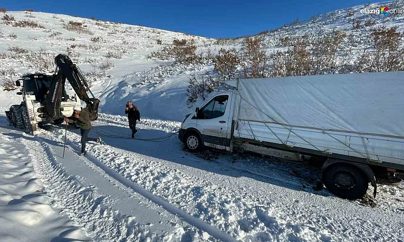 Kovancılar'da korkutan kaza: Şarampole uçan pikabı Özel İdare kurtardı