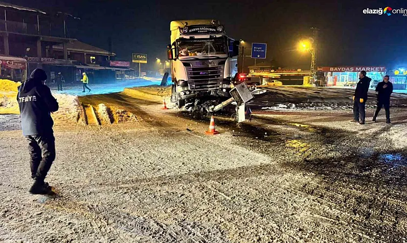 Karakoçan'da buz pisti gibi yol kazaya davetiye çıkardı