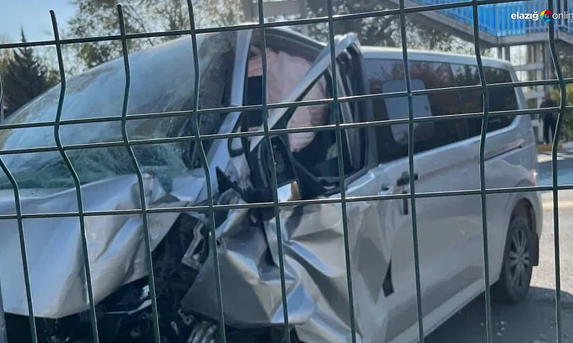 Elazığ'da Transit Minibüs Üst Geçit Direğine Çarptı! 1 Yaralı!