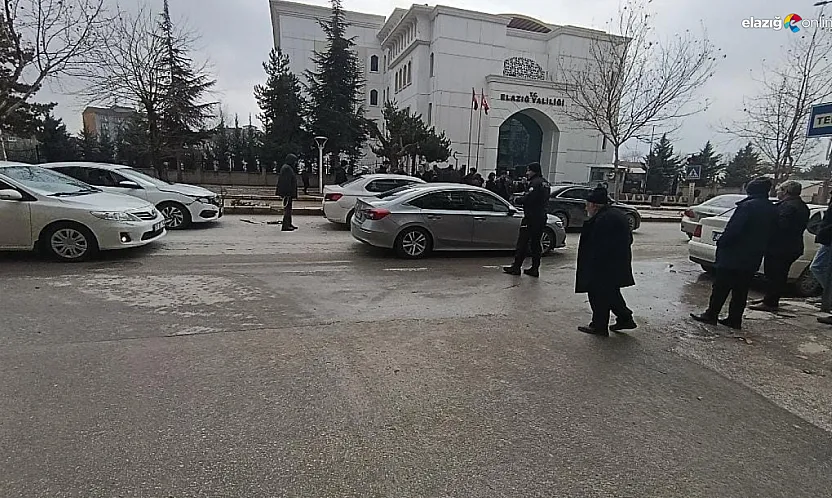 Elazığ'da zincirleme kaza: Valilik önünde 3 araç birbirine girdi