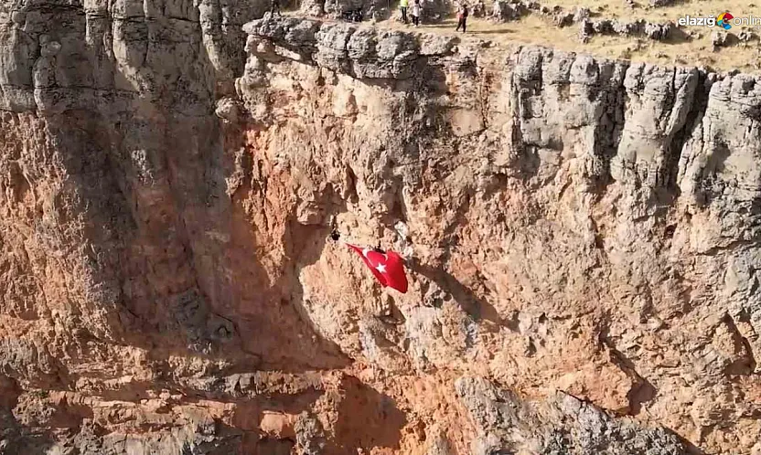 Elazığ'da 29 Ekim Coşkusu Zirvelerde! Dağcılardan Nefes Kesen Cumhuriyet Kutlaması