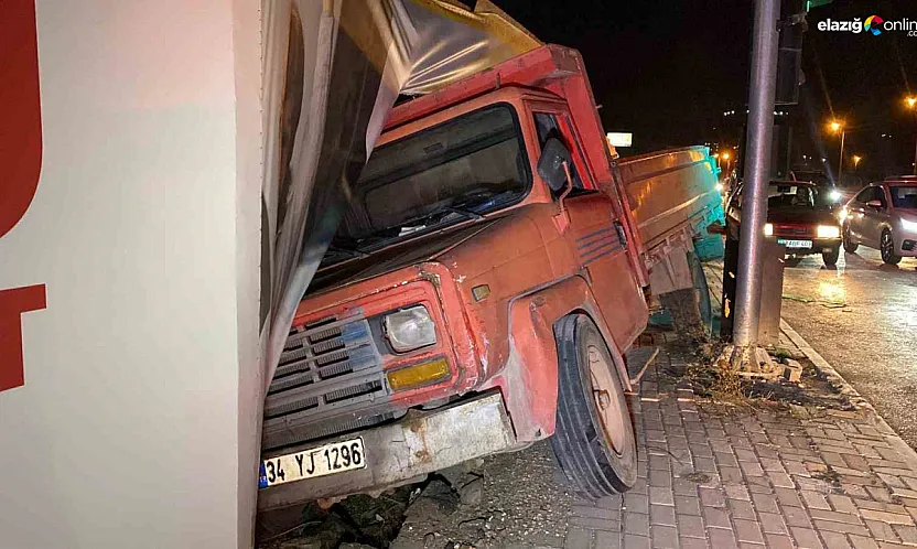 Elazığ'da Freni Patlayan Kamyon Kontrolden Çıktı, Araç ve Bariyerlere Çarptı!