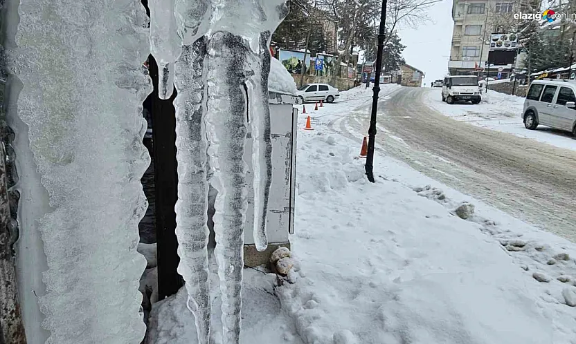 Harput'ta çatılardan sarkan 'buz kılıçları' hem büyülüyor hem korkutuyor