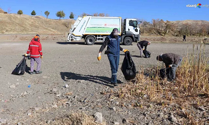 Elazığ İl Özel İdaresi'nden Çevreye Duyarlı Hamle! Hazar Gölü'nde Temizlik Seferberliği!