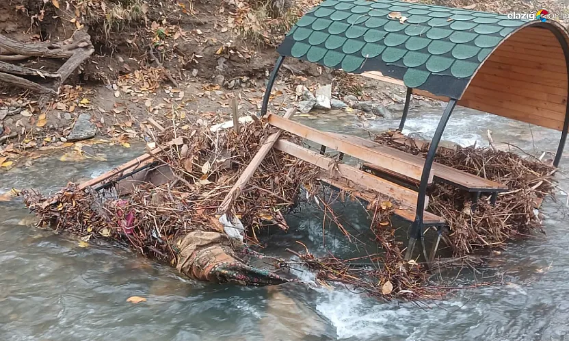 Elazığ Palu'da Teke Deresi Taştı! Banklar ve Çöp Konteynerleri Sulara Kapıldı!