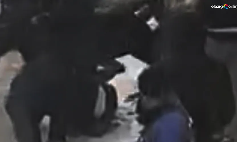 Sözlü düello tekmeli tokatlı kavgaya dönüştü: Esnaf zor ayırdı