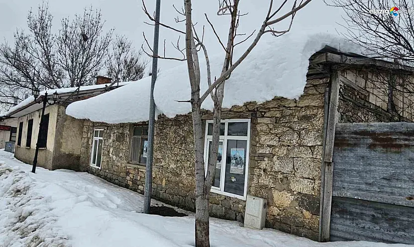 Harput buz kesti: Tarihi mahallede çatılardan metrelerce sarkıtlar oluştu!