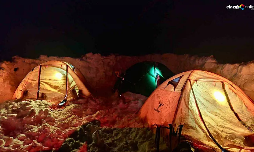 Zirvedeki bayrak buzdan heykele döndü