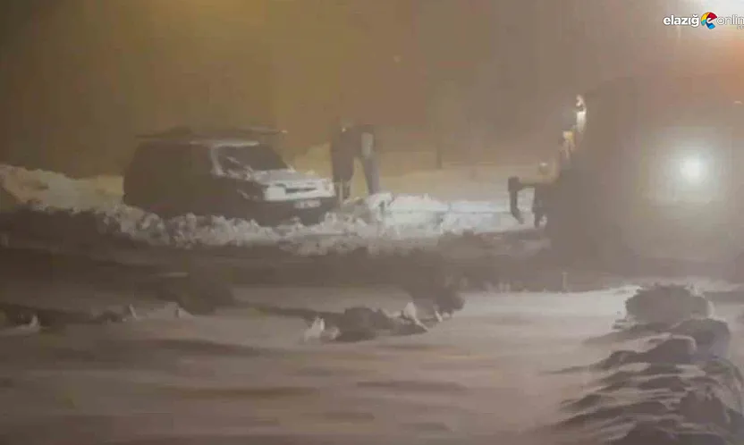 Elazığ İl Özel İdaresi kar mesaisinde: Kara saplanan aracın imdadına ekipler yetişti