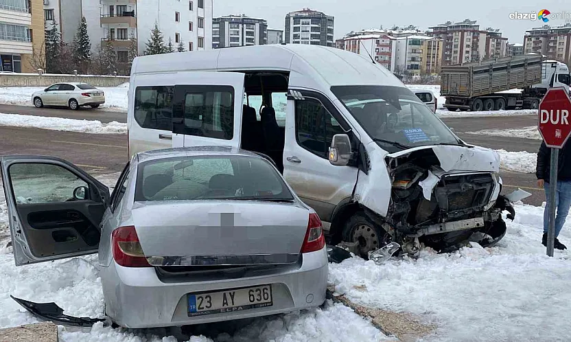 Ataşehir'de minibüs ile otomobil çarpıştı: 4 yaralı